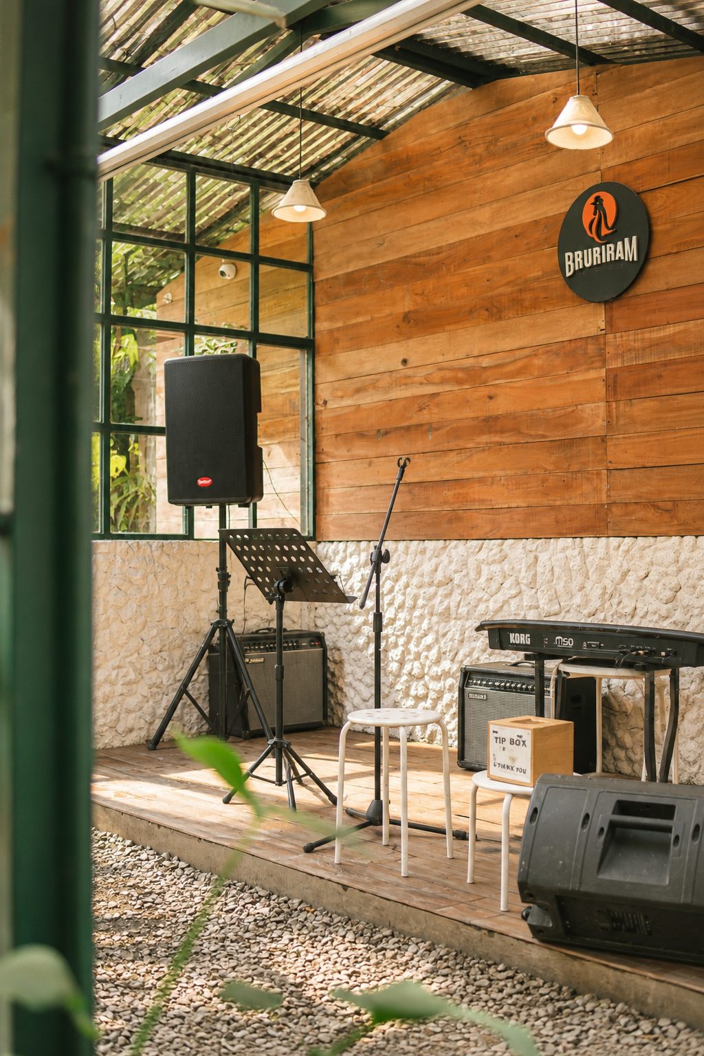 Ruang Musik & Panggung Akustik